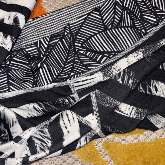 Lululemon Wunder Under Crop Leggings Black White Palm Stripe Print Size 10 - Picture 4 of 8